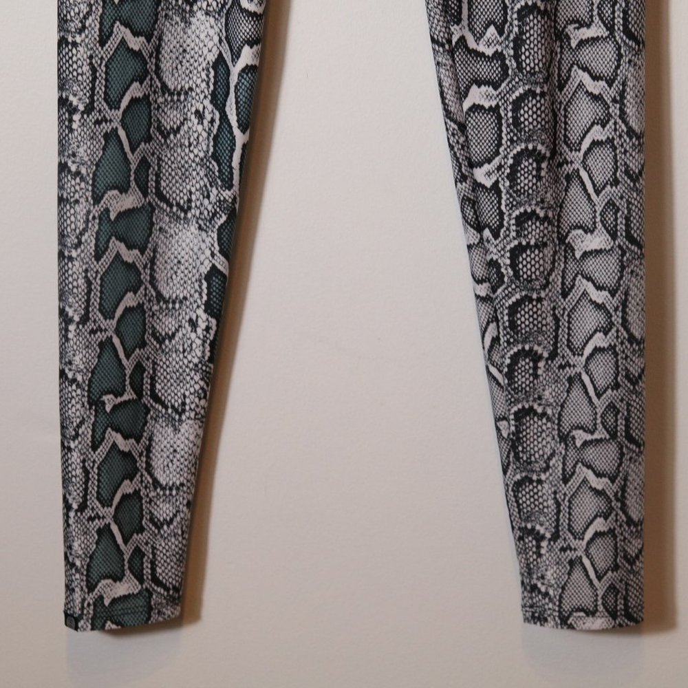 Onzie High Waisted Yoga Leggings Snake Print Gray Size XS High Rise Full Length - Picture 6 of 9